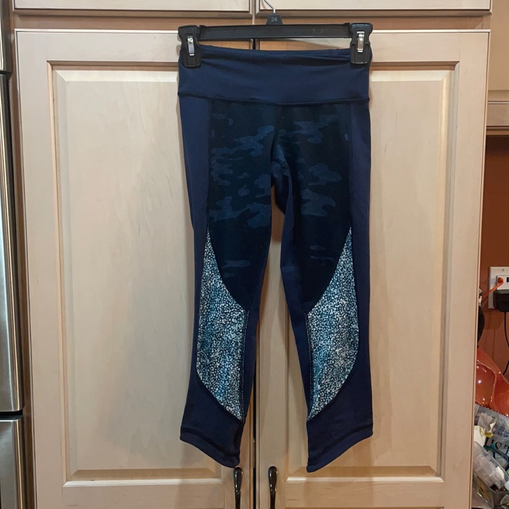 Lululemon crop leggings camouflage blue print, size 2 women’s